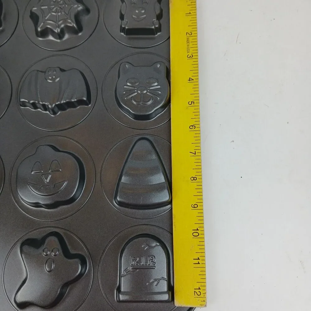Wilton Halloween 12 Cookie Treat Shapes Pan Mummy Cat Bat Ghost Spider Pumpkin